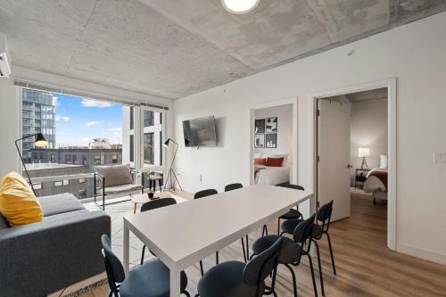 Setusvæði á 4BR Modern Gem Sleek Bright & Central