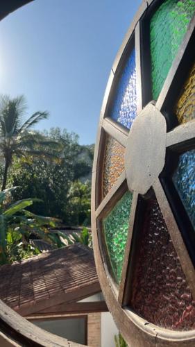 a stained glass window on the side of a building at Chalé 400m Praia e Cachoeiras com Piscina Quente e Wifi in São Sebastião