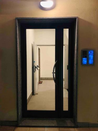 a mirror in a room with a hallway at Nuovissimo appartamento moderno con box auto in Sassari