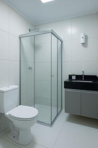 a bathroom with a glass shower and a toilet at Casa com 2 Quartos Climatizados e Garagem in Juazeiro