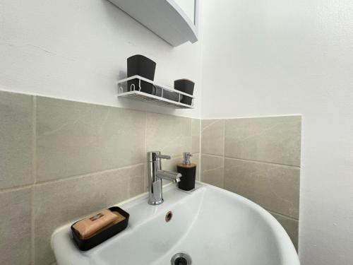 South NorwoodにあるCosy 2 bed flat Near East Croydonのバスルームの白いシンクと