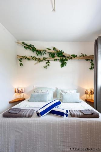 Una cama o camas en una habitación de La Villa d'à Côté