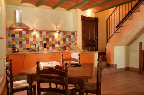 a kitchen with a wooden table in a room at Casa Rural del Rio in La Nava