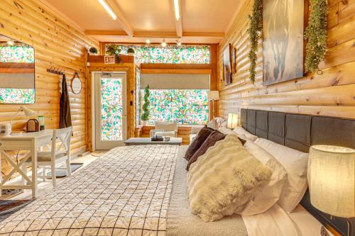 Posezení v ubytování Downtown Crandon Walkable Studio with Patio!