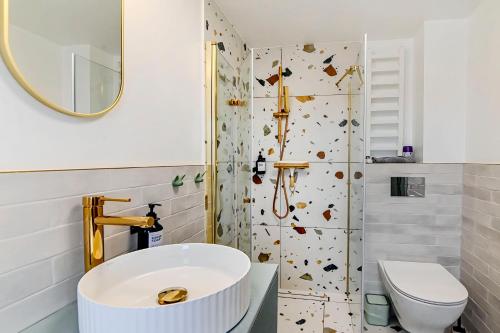 a bathroom with a sink and a shower at Frenchie w kamienicy in Zielona Góra