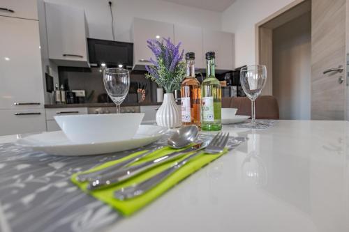 Η κουζίνα ή μικρή κουζίνα στο HANNIBAL - Design Studio-Apartment Jasmin 8, Parkplatz, Küche, HighSpeed-WLAN