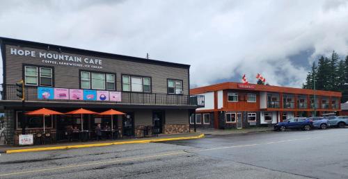 a horse mountain cafe on the side of a street at Windsor Motel in Hope