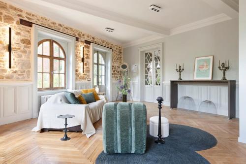 ein Wohnzimmer mit Couch und Kamin in der Unterkunft L'Echappée- Maison avec piscine pour 4 personnes in Clisson
