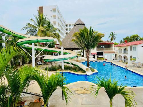 La alberca dentro o cerca de Los Picos Hotel & Suites Bucerias