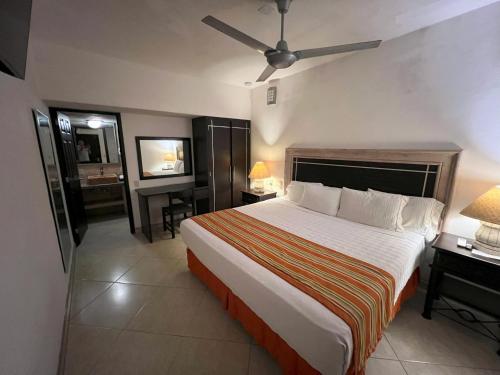 Una cama o camas en una habitación de Los Picos Hotel & Suites Bucerias