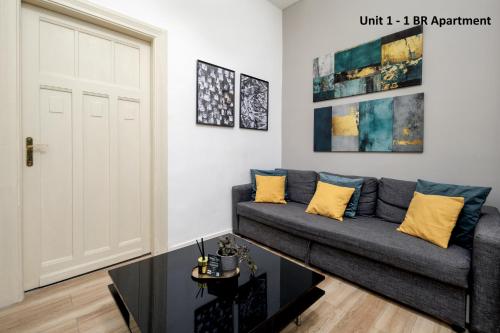Kazincy Suites - 1BR Apt & Stylish Studio