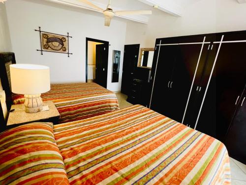 Una cama o camas en una habitación de Los Picos Hotel & Suites Bucerias