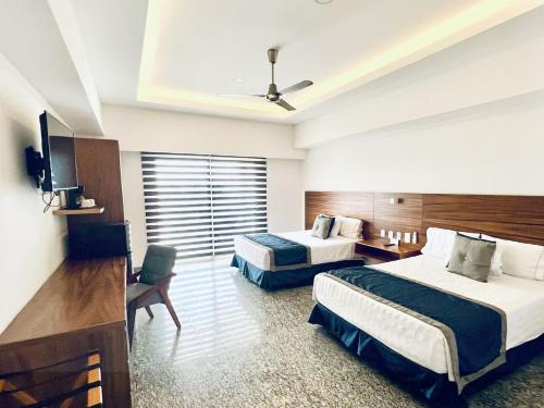 Una cama o camas en una habitación de Los Picos Hotel & Suites Bucerias