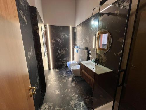 Bilik mandi di Suite Deluxe Appartaments Black
