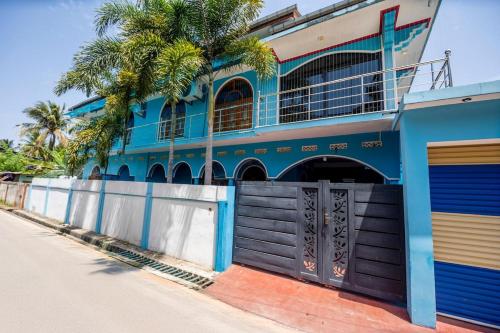 un edificio azul al costado de una calle en Trinco Nathu Rest, en Trincomalee