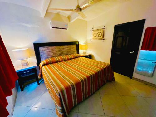 Una cama o camas en una habitación de Los Picos Hotel & Suites Bucerias