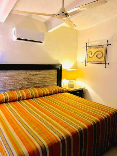 Una cama o camas en una habitación de Los Picos Hotel & Suites Bucerias