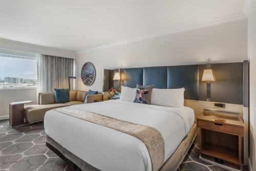 Giường trong phòng chung tại The Royal Sonesta Houston Galleria
