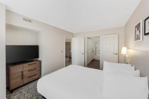a bedroom with a large bed and a flat screen tv at Sonesta ES Suites Austin The Domain Area - Newly Renovated in Austin