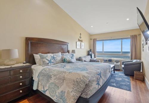 ein Schlafzimmer mit Bett und Blick auf das Meer in der Unterkunft Three Arch Inn in Oceanside