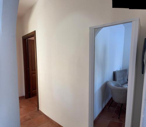a bathroom with a mirror and a toilet in a room at Le Palme Luxury Costa Smeralda in Arzachena