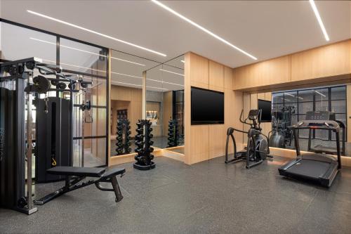 Atwell Suites Shanghai Wuning by IHGにあるフィットネスセンターまたはフィットネス設備