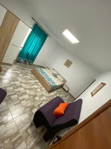 an overhead view of a bedroom with a bed and a mirror at CASA DENIZ in 2 Mai