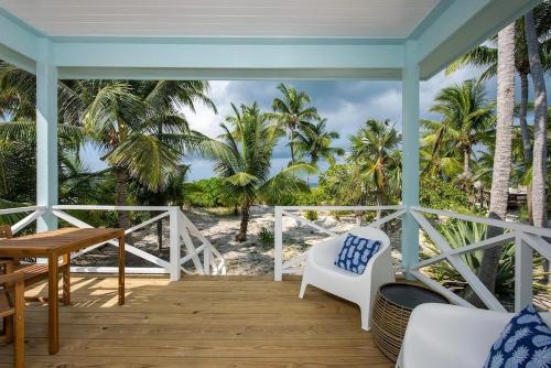 Bica Bung - New! Private Beachfront Cottage French Leave Beach bungalow