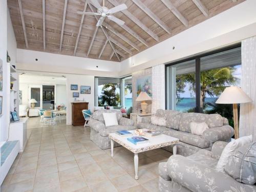 Posezení v ubytování HoHum - Private Beachfront House on Exclusive Windermere home