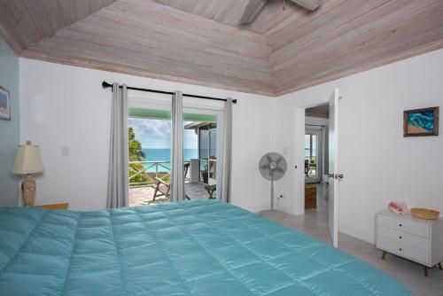 Postel nebo postele na pokoji v ubytování Ware-A-Dise - Newly Remodeled Home on Calm Caribbean home