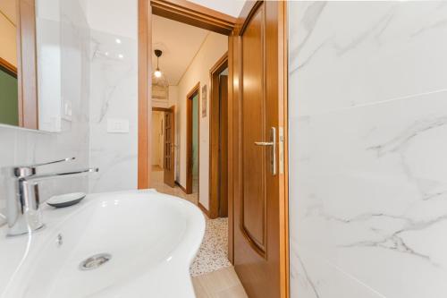 Un baño con lavabo blanco y ducha en Patty Flat - 15 min from Venice & Free Parking, en Venecia