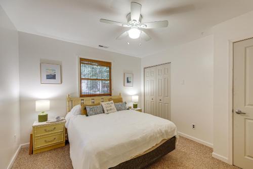 ein Schlafzimmer mit einem Bett und einem Deckenventilator in der Unterkunft Warm and Cozy 3BR-8 Mi to Ocean City! in Ocean Pines