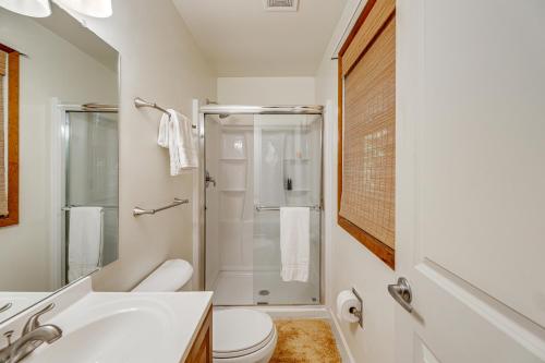 ein weißes Badezimmer mit Toilette und Dusche in der Unterkunft Warm and Cozy 3BR-8 Mi to Ocean City! in Ocean Pines