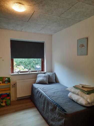 Postel nebo postele na pokoji v ubytování Stort hus i rolige omgivelser