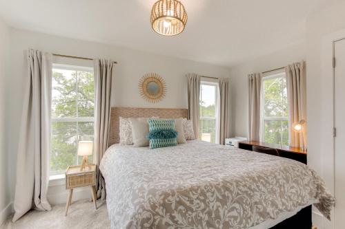 Postel nebo postele na pokoji v ubytování Walk to Beach Cottage with Yard in Pass Christian!