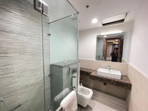拉合尔Modern Luxury 1 BHK Apartment At Goldcrest Mall DHA Phase 4 Lahore的带淋浴、马桶和水槽的浴室