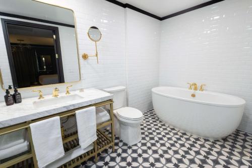 Un baño de Whisky Hotel