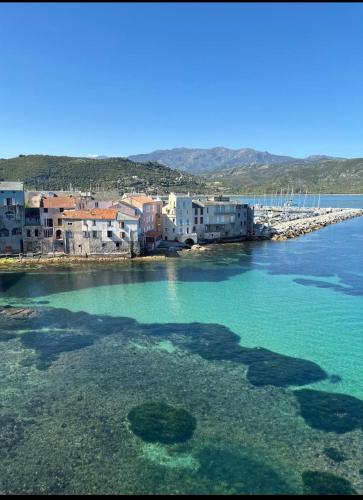 Appartement plein centre Saint Florent face au port