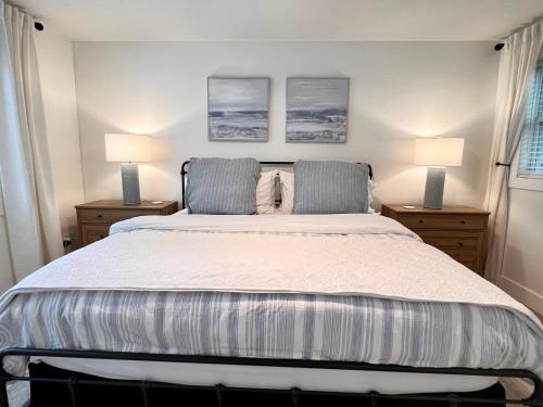 Ένα ή περισσότερα κρεβάτια σε δωμάτιο στο Sleeps 10, Approx 1 Mile to the Beach, Fully Renovated in 2025