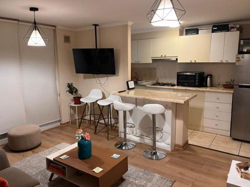 Kuchyň nebo kuchyňský kout v ubytování Departamento en Villarrica con vista al volcán para 4 personas