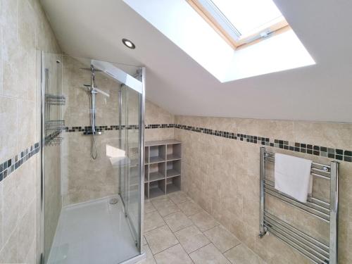 une salle de bain avec douche et puits de lumière dans l'établissement Cherry 30 Hot Tub-2 Storey, à Hull