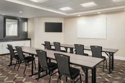 una sala conferenze con tavoli, sedie e una lavagna di Residence Inn Gainesville I-75 a Gainesville