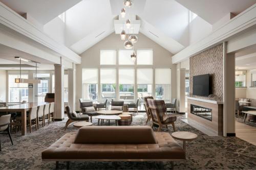 un soggiorno con un divano e un tavolo di Residence Inn Gainesville I-75 a Gainesville
