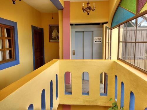 グアナファトにあるHotel La Casona del Vizcondeの壁に家が描かれた廊下