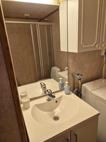 ein Badezimmer mit Waschbecken und Toilette in der Unterkunft The Blue house apartment in Andøya