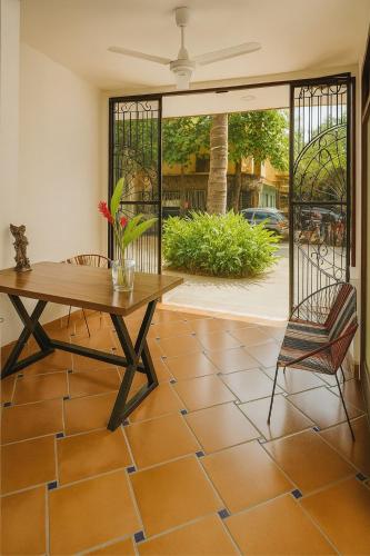 a dining room with a table and a chair at Hotelito 73 in San Francisco