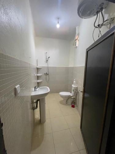a bathroom with a sink and a toilet at Havre de paix dans les montagnes in Amizmiz