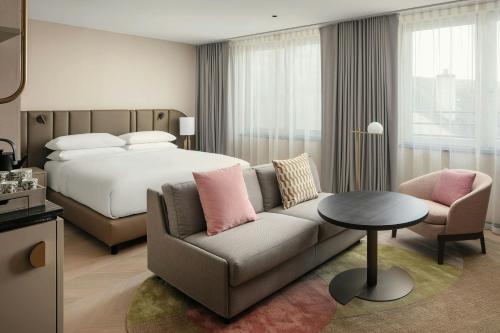 Postel nebo postele na pokoji v ubytování Luxembourg Marriott Hotel Alfa
