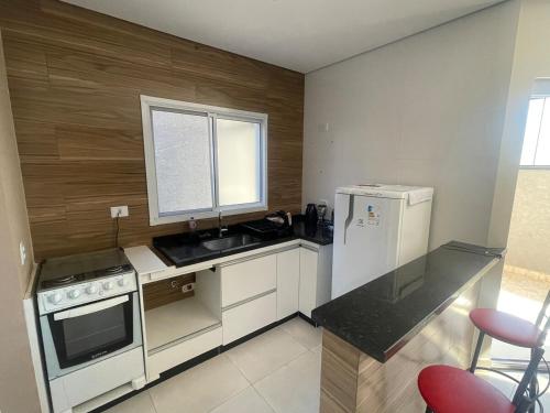 Η κουζίνα ή μικρή κουζίνα στο Sobrado invertido 2 Quartos