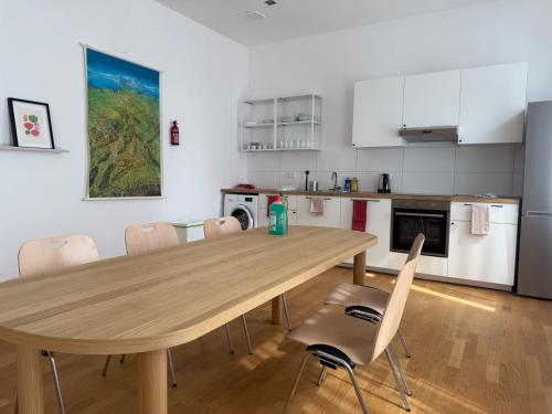 Kuchyň nebo kuchyňský kout v ubytování Emmas Hostels Duisburg
